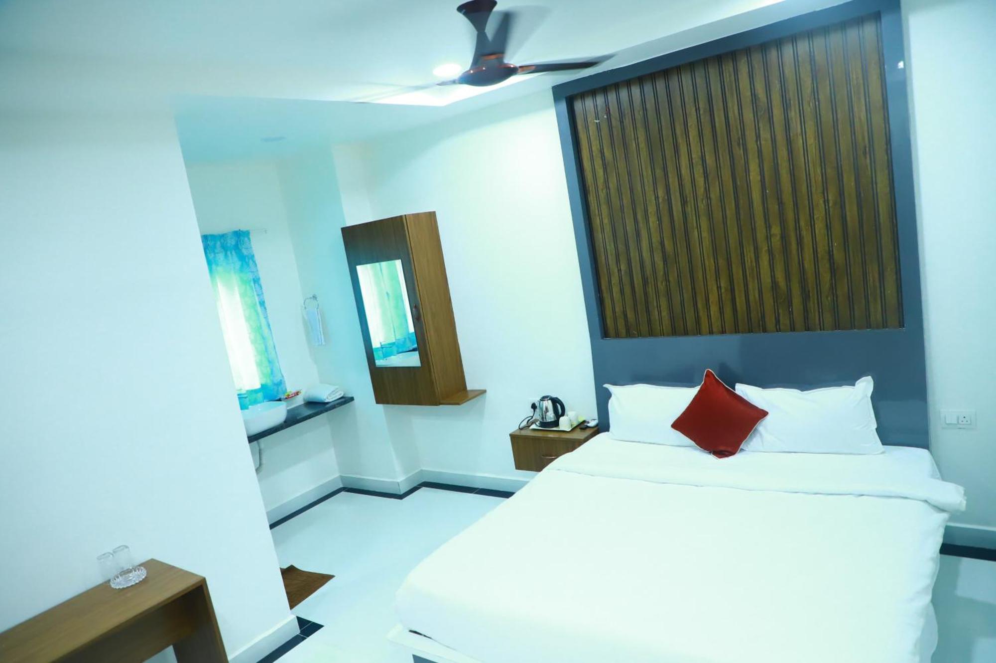 Sri Raghavendra Grand Hotel Turkapally Exterior foto